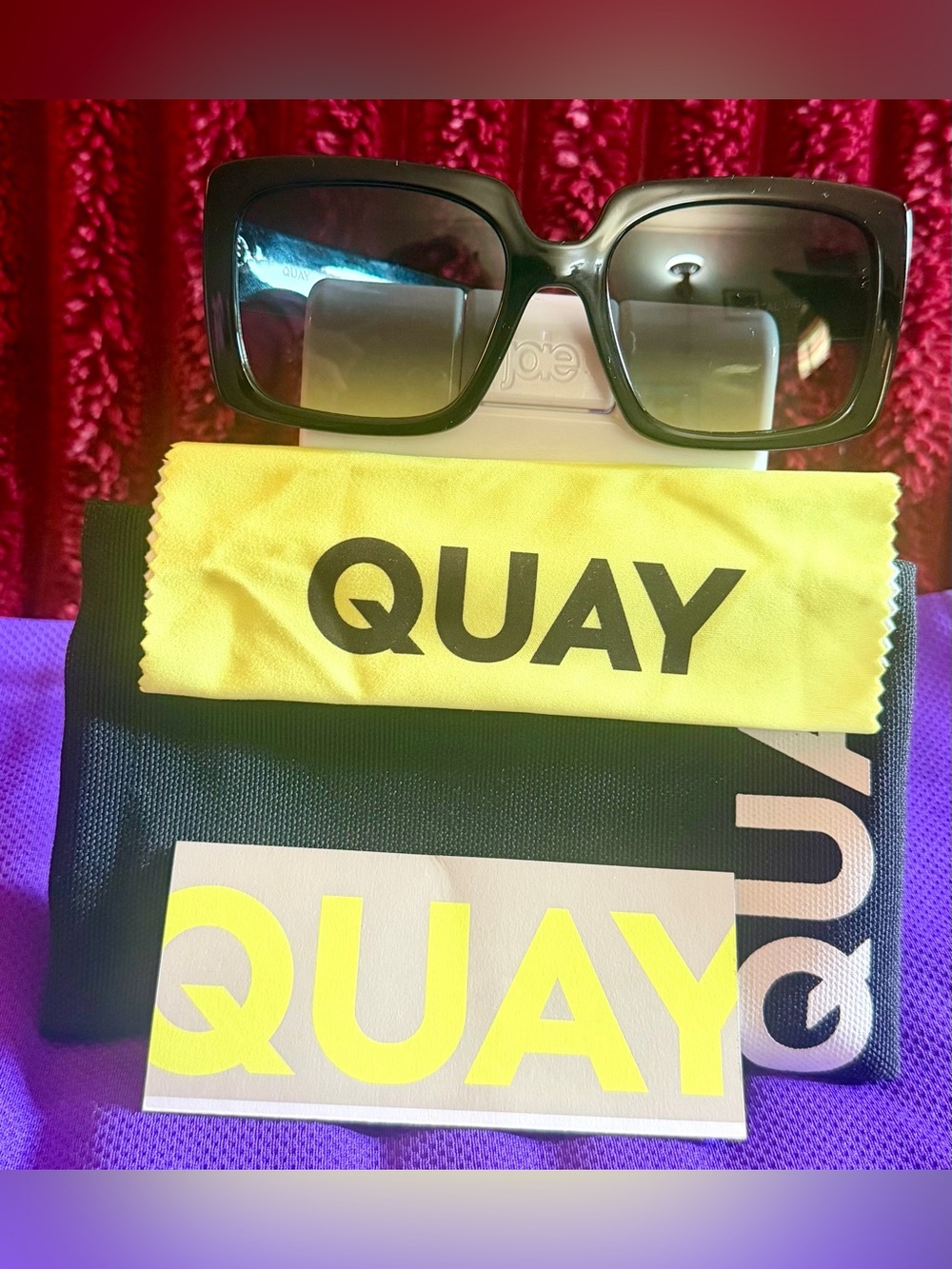 🕶️ Quay Australia Black Square Frame Sunglasses with Yellow Microfiber Cloth